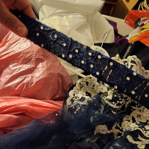 Elegant Navy and White Lace Evening Gown - Picture 4 of 6